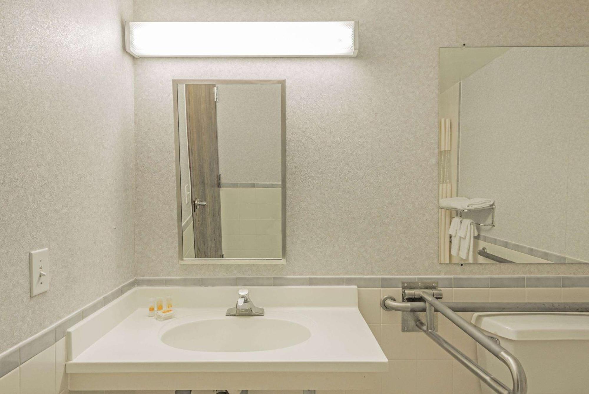 Days Inn By Wyndham Berlin Meriden Exteriér fotografie