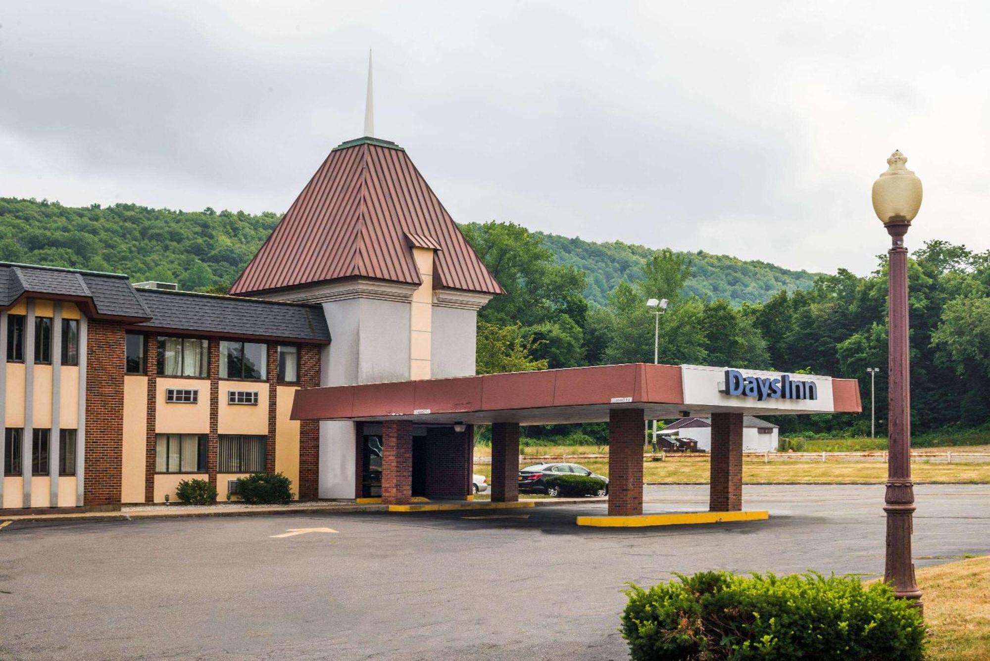 Days Inn By Wyndham Berlin Meriden Exteriér fotografie