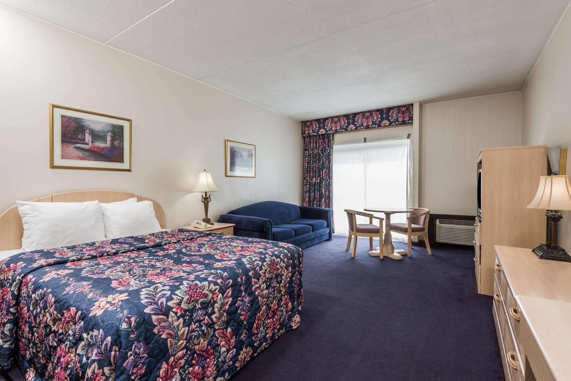 Days Inn By Wyndham Berlin Meriden Exteriér fotografie